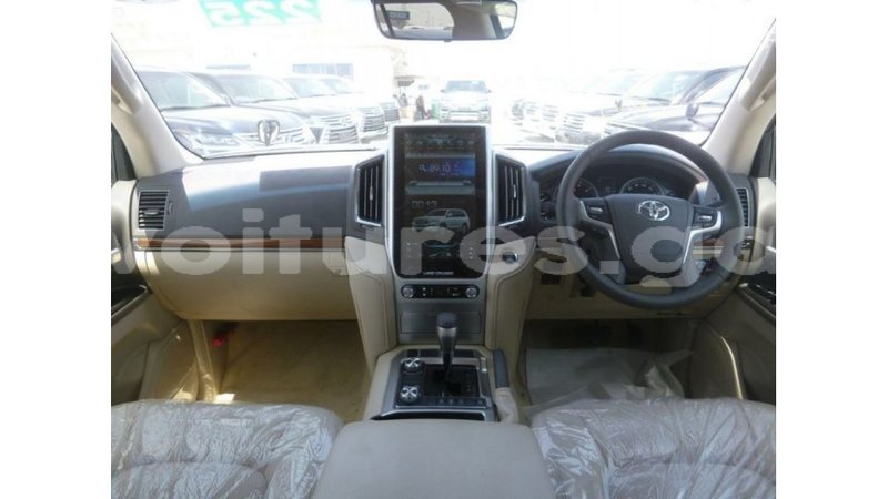 Big with watermark toyota land cruiser estuary import dubai 5518