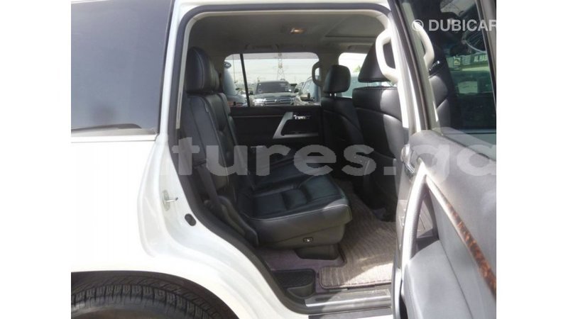 Big with watermark toyota land cruiser estuary import dubai 5530