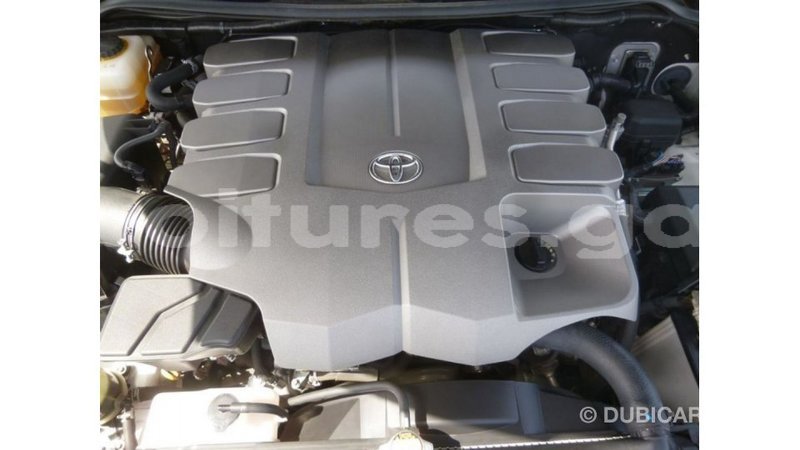 Big with watermark toyota land cruiser estuary import dubai 5530