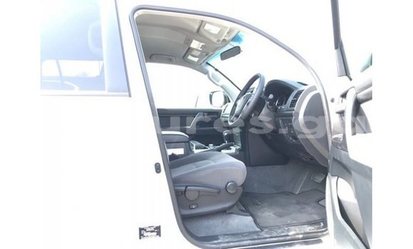 Sayi Imported Toyota Land Cruiser White Mota in Import - Dubai a estuary Sayi Imported Toyota Land Cruiser White Mota in Import - Dubai a estuary