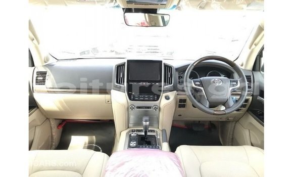 Sayi Imported Toyota Land Cruiser White Mota in Import - Dubai a estuary Sayi Imported Toyota Land Cruiser White Mota in Import - Dubai a estuary