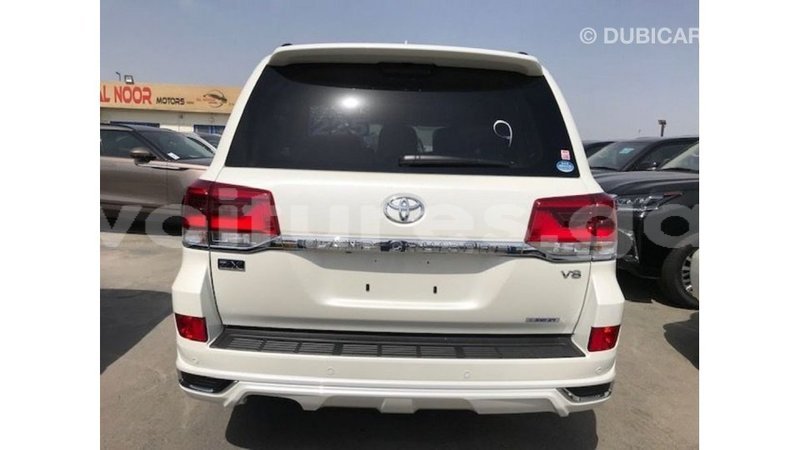 Big with watermark toyota land cruiser estuary import dubai 5540