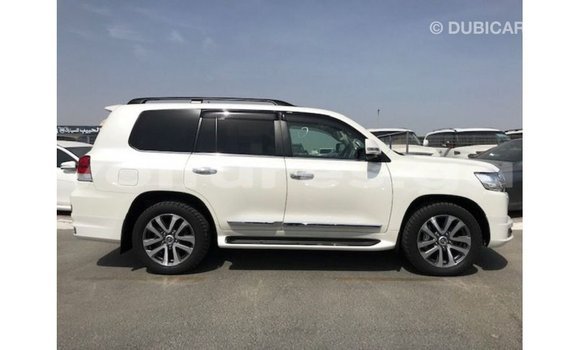 Sayi Imported Toyota Land Cruiser White Mota in Import - Dubai a estuary Sayi Imported Toyota Land Cruiser White Mota in Import - Dubai a estuary