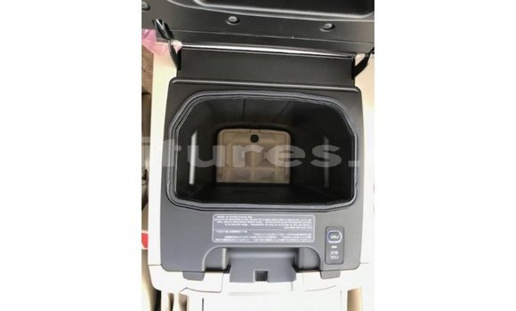 Sayi Imported Toyota Land Cruiser White Mota in Import - Dubai a estuary Sayi Imported Toyota Land Cruiser White Mota in Import - Dubai a estuary