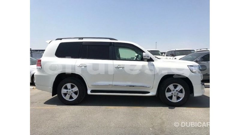 Big with watermark toyota land cruiser estuary import dubai 5542