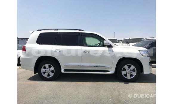 Acheter Import Voiture Toyota Land Cruiser Blanc à Import - Dubai, Estuaire Acheter Import Voiture Toyota Land Cruiser Blanc à Import - Dubai, Estuaire