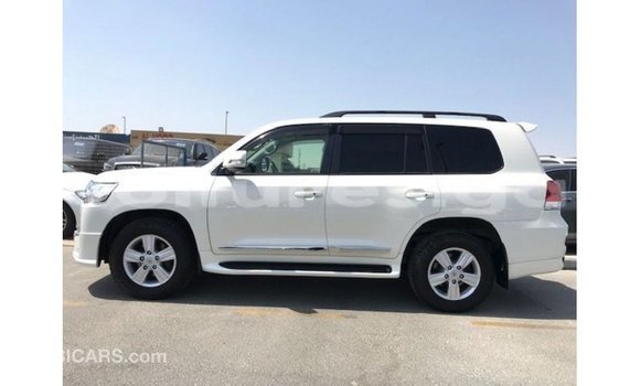 Acheter Import Voiture Toyota Land Cruiser Blanc à Import - Dubai, Estuaire Acheter Import Voiture Toyota Land Cruiser Blanc à Import - Dubai, Estuaire