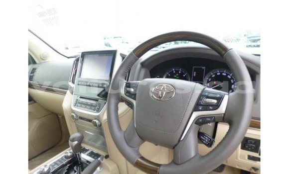 Sayi Imported Toyota Land Cruiser White Mota in Import - Dubai a estuary Sayi Imported Toyota Land Cruiser White Mota in Import - Dubai a estuary