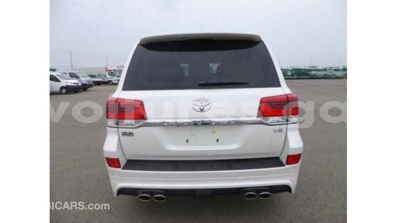 Big with watermark toyota land cruiser estuary import dubai 5548