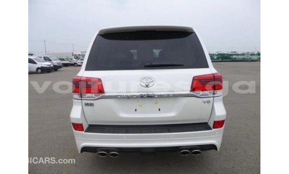 Sayi Imported Toyota Land Cruiser White Mota in Import - Dubai a estuary Sayi Imported Toyota Land Cruiser White Mota in Import - Dubai a estuary