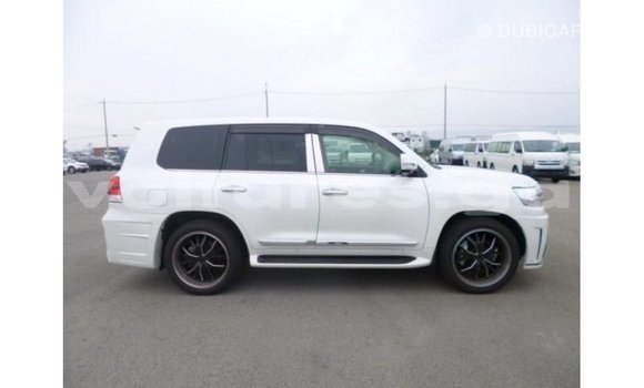 Sayi Imported Toyota Land Cruiser White Mota in Import - Dubai a estuary Sayi Imported Toyota Land Cruiser White Mota in Import - Dubai a estuary
