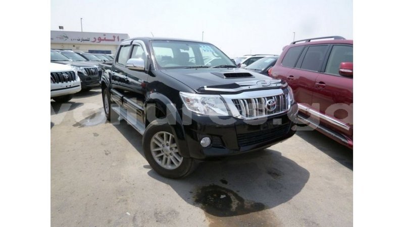 Big with watermark toyota hilux estuary import dubai 5550