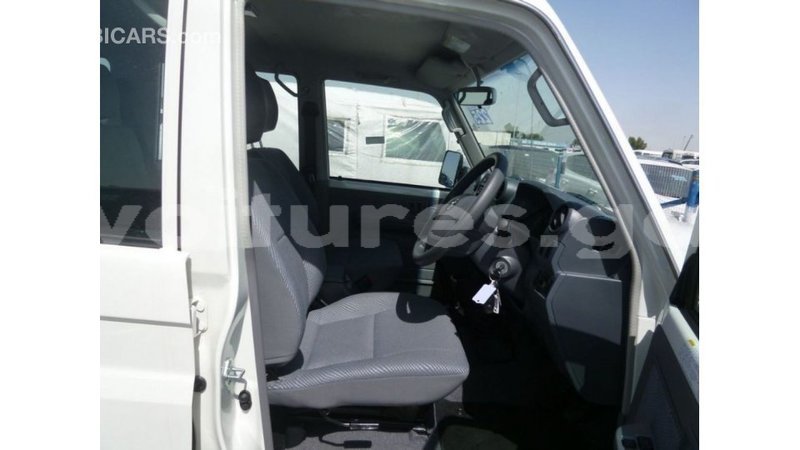 Big with watermark toyota land cruiser estuary import dubai 5572