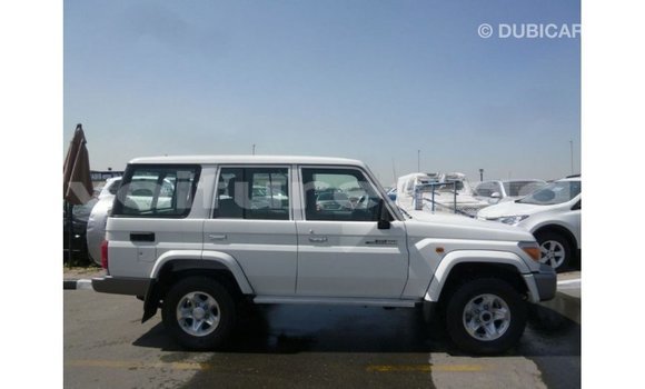 Acheter Import Voiture Toyota Land Cruiser Blanc à Import - Dubai, Estuaire Acheter Import Voiture Toyota Land Cruiser Blanc à Import - Dubai, Estuaire