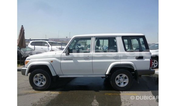 Acheter Import Voiture Toyota Land Cruiser Blanc à Import - Dubai, Estuaire Acheter Import Voiture Toyota Land Cruiser Blanc à Import - Dubai, Estuaire