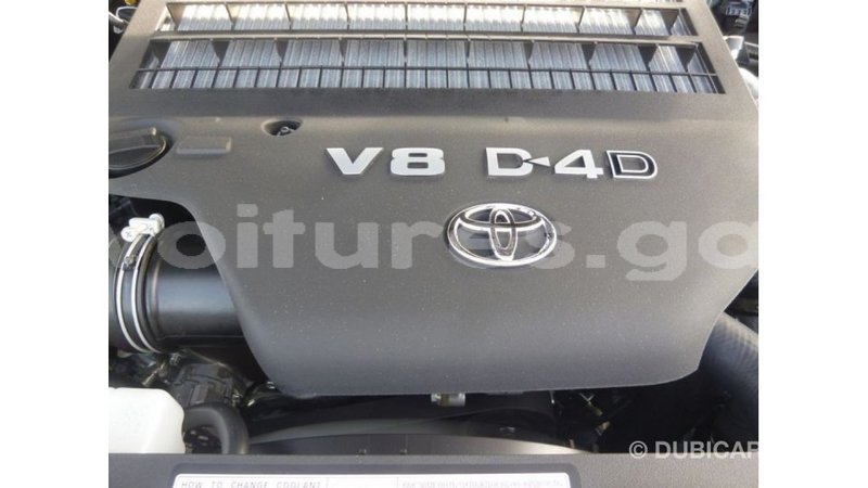 Big with watermark toyota land cruiser estuary import dubai 5583