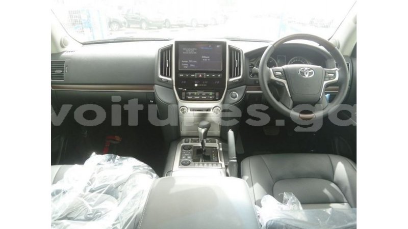 Big with watermark toyota land cruiser estuary import dubai 5588