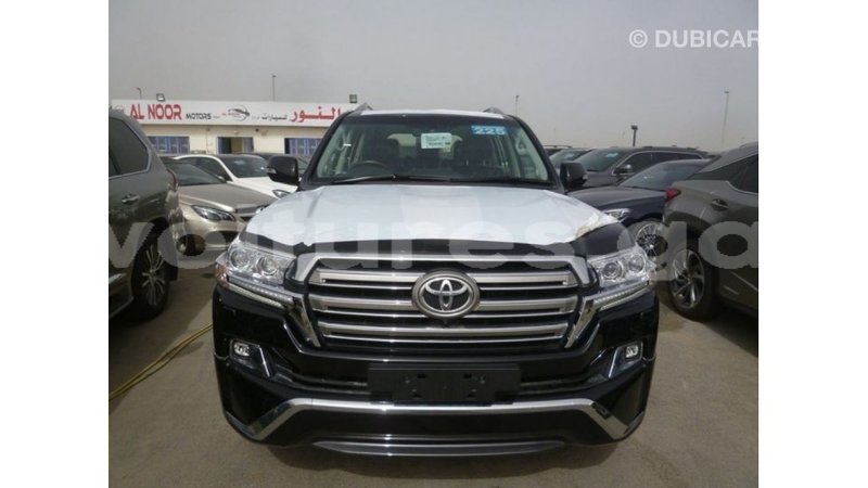 Big with watermark toyota land cruiser estuaire import dubai 5588