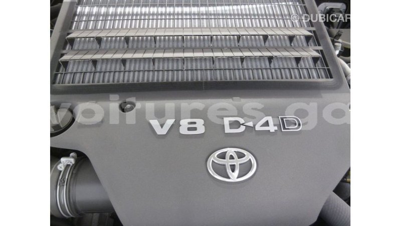 Big with watermark toyota land cruiser estuary import dubai 5588