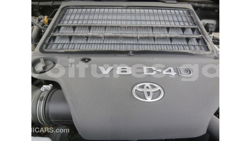 Big with watermark toyota land cruiser estuary import dubai 5589