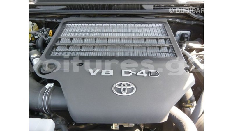 Big with watermark toyota land cruiser estuary import dubai 5590