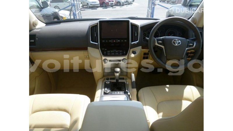 Big with watermark toyota land cruiser estuaire import dubai 5591