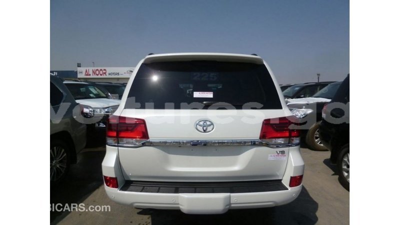 Big with watermark toyota land cruiser estuary import dubai 5591