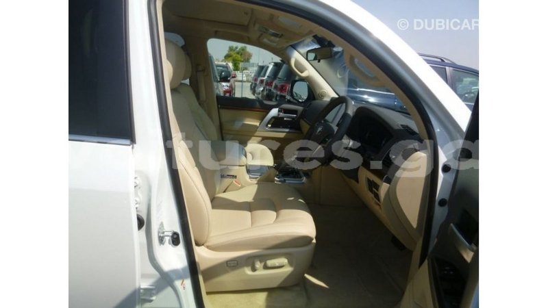 Big with watermark toyota land cruiser estuaire import dubai 5591