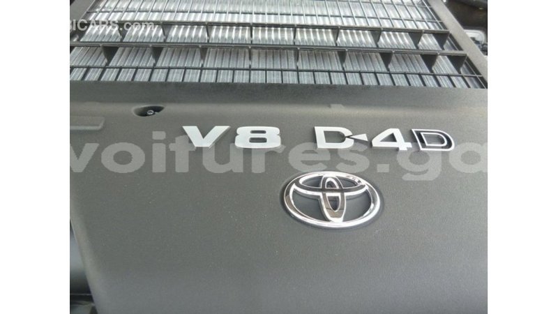 Big with watermark toyota land cruiser estuary import dubai 5591