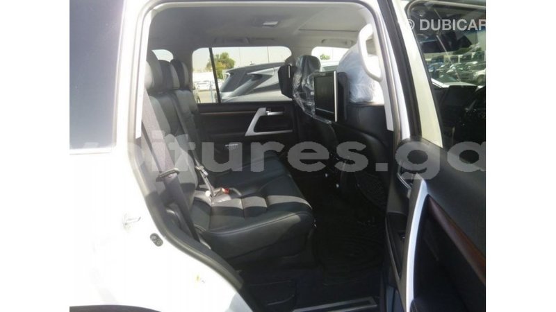 Big with watermark toyota land cruiser estuary import dubai 5592