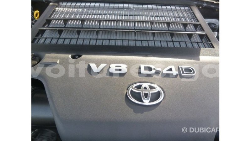 Big with watermark toyota land cruiser estuary import dubai 5592