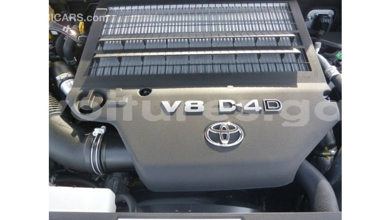 Big with watermark toyota land cruiser estuary import dubai 5593