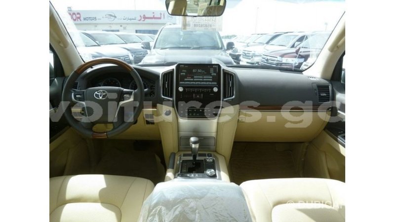 Big with watermark toyota land cruiser estuaire import dubai 5595