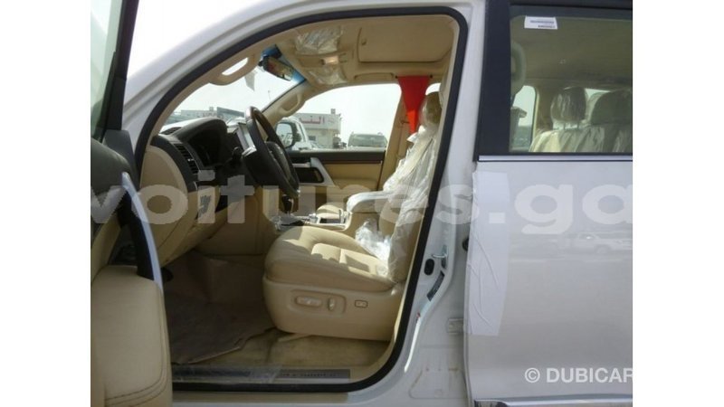 Big with watermark toyota land cruiser estuaire import dubai 5595