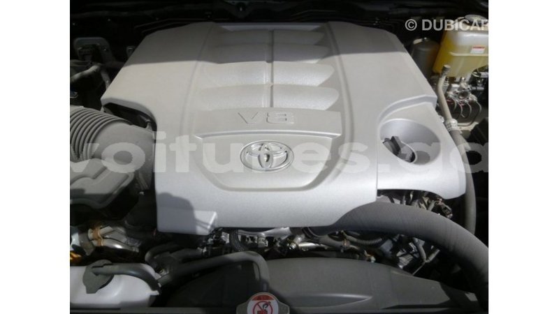 Big with watermark toyota land cruiser estuary import dubai 5595