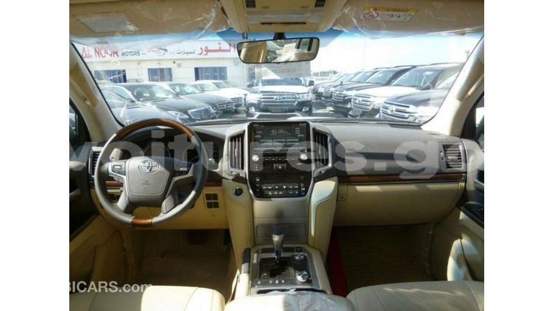 Big with watermark toyota land cruiser estuaire import dubai 5596