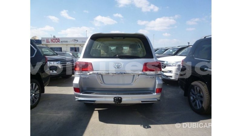 Big with watermark toyota land cruiser estuary import dubai 5596