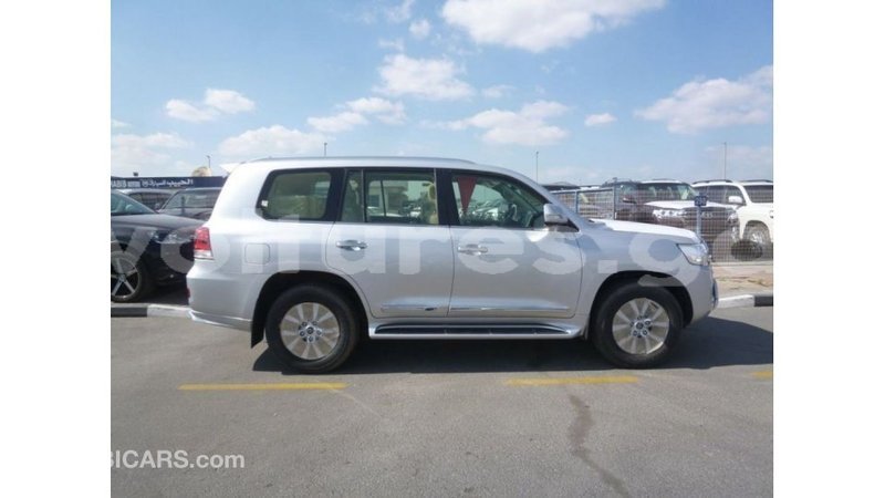 Big with watermark toyota land cruiser estuary import dubai 5596