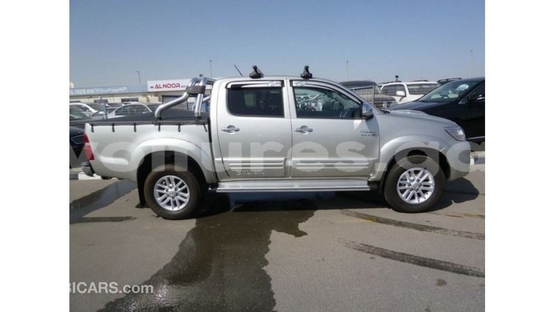 Big with watermark toyota hilux estuaire import dubai 5598