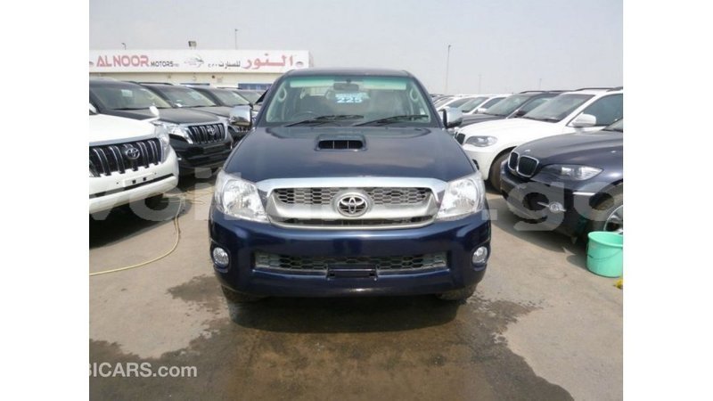 Big with watermark toyota hilux estuaire import dubai 5599