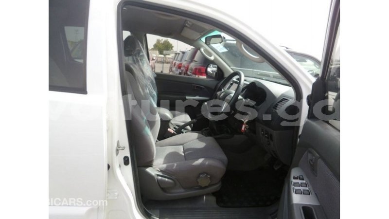 Big with watermark toyota hilux estuary import dubai 5601