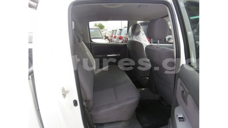 Big with watermark toyota hilux estuaire import dubai 5601