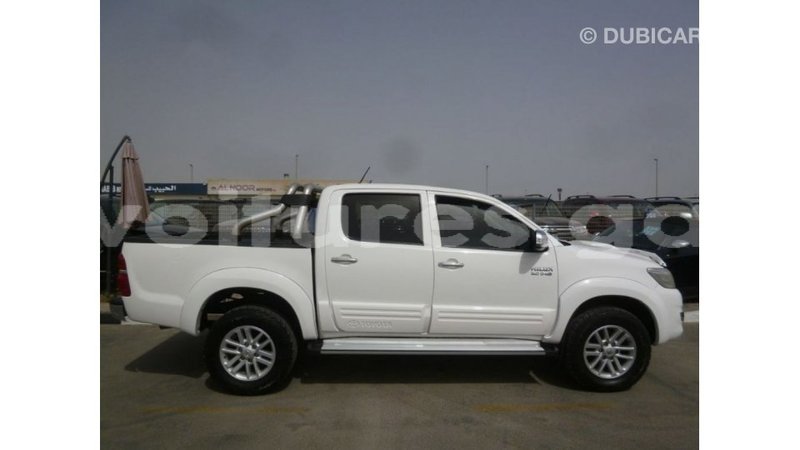 Big with watermark toyota hilux estuary import dubai 5601