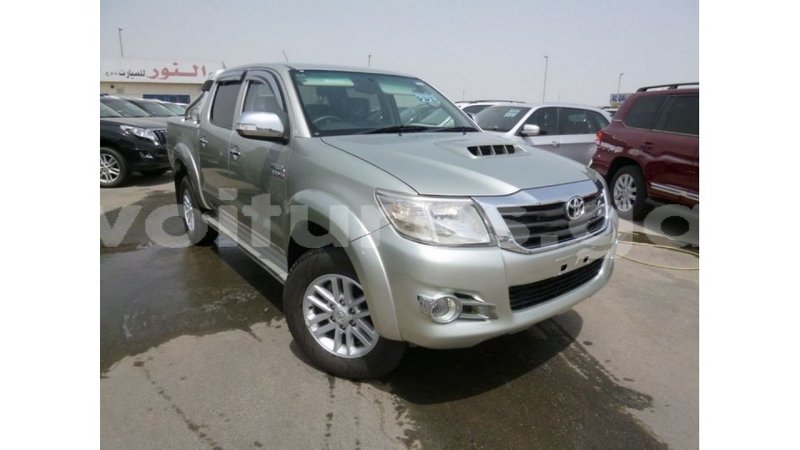 Big with watermark toyota hilux estuaire import dubai 5602