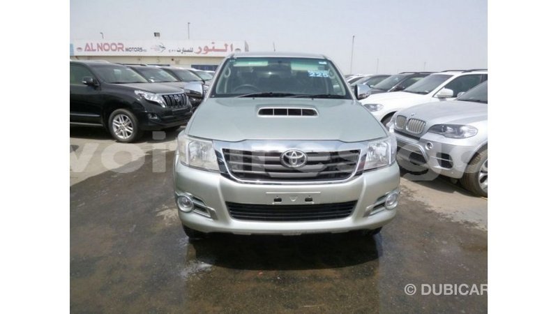 Big with watermark toyota hilux estuaire import dubai 5602