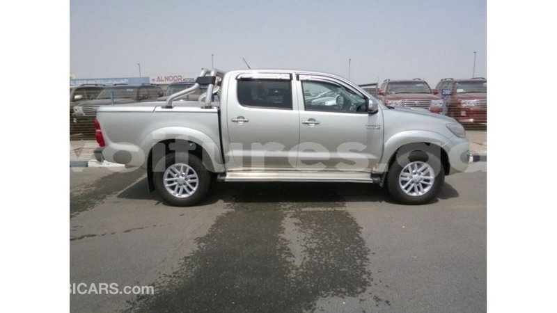 Big with watermark toyota hilux estuaire import dubai 5602