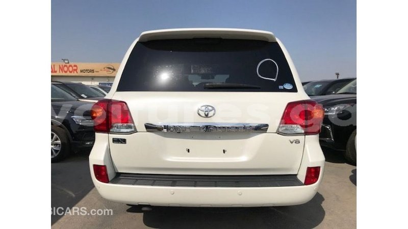 Big with watermark toyota land cruiser estuary import dubai 5625