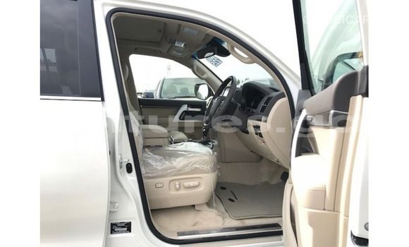 Sayi Imported Toyota Land Cruiser White Mota in Import - Dubai a estuary Sayi Imported Toyota Land Cruiser White Mota in Import - Dubai a estuary