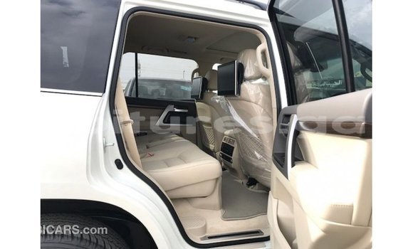 Sayi Imported Toyota Land Cruiser White Mota in Import - Dubai a estuary Sayi Imported Toyota Land Cruiser White Mota in Import - Dubai a estuary