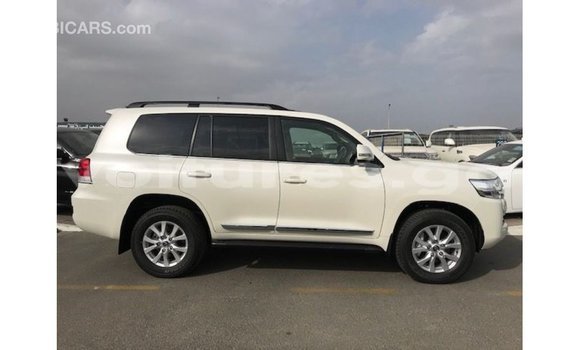 Sayi Imported Toyota Land Cruiser White Mota in Import - Dubai a estuary Sayi Imported Toyota Land Cruiser White Mota in Import - Dubai a estuary